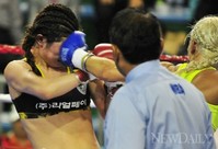 [포토]앞면 정타 허용하는 최현미