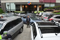 [포토]CJ는 주차의 달인, '어버이 연합 막을 자동차 바리케이트'