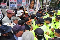 [포토]CJ 사옥 진입 시도하는 '어버이 연합'