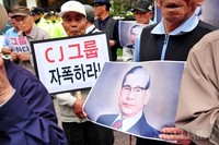 [포토]'CJ' 규탄 기자회견 현장에 등장한 '이병철' 회장