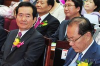 [포토]유권자 대상 수상 위해 만난 정세균-황우여