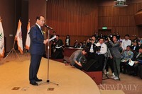 [포토]유권자 대상 수상소감 밝히는 새누리당 황우여 대표