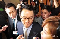 [포토]기자회견장 빠져나오는 '윤창중' 전 대변인