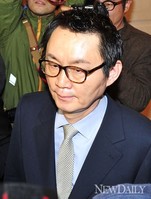 [포토]기자회견장을 나오는 '윤창중' 전 대변인