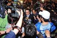 [포토] 취재진에 둘러싸인 '윤창중' 전 대변인