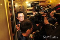 [포토]기자회견장 떠나는 윤창중 전 대변인