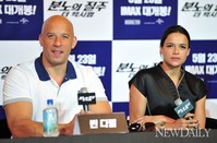 [포토]경청하는 두 배우 '빈 디젤-로드리게즈'(분노의질주)