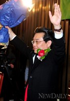 [포토]전병헌 의원, 엎치락 뒤치락 끝에 민주당 원내대표 당선