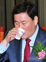 [포토]당선자 발표 앞두고 물마시는 최경환 의원