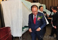 [포토]투표하고 나오는 황우여-이한구(새누리당 원내대표 선출)