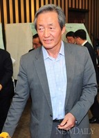 [포토]투표하고 나오는 정몽준 의원(새누리당 원내대표 선출 현장)