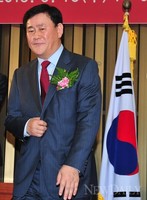 [포토]새누리당 원내대표 수락연설 미친 최경환 의원