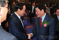 [포토]당선확정 후 인사 나누는 최경환 의원(새누리당 원내대표 선출 현장)