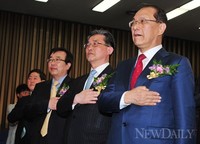 [포토]국가에 대한 경례하는 새누리당 인사들(새누리당 원내대표 선출 현장)