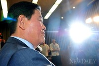 [포토]최경환 의원, 당선확정 순간(새누리당 원내대표 선출 현장)