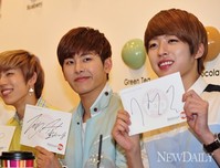 [포토]사인 내민 '호야-성열'(인피니트)