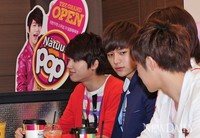 [포토]홍대 아이스크림 매장에 나타난 '인피니트'