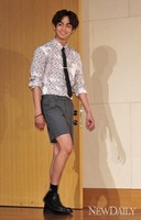 [포토]반바지에 큐티하게 입장하는 조윤우(연애조작단 시라노)