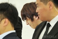 [포토]손호영, '눈물로 떠나는 전 여자친구 지켜'