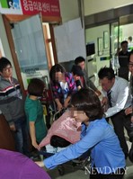 [포토]응급실 빠져나오는 손호영, 입원실로 이송(손호영 자살기도)