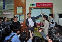 [포토]응급실 앞에서 기자회견을 알리는 관계자(손호영 자살기도)