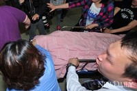 [포토]입원실로 이송중인 손호영(손호영 자살기도)
