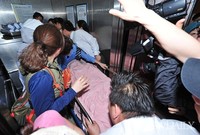 [포토]엘리베이터로 이송돼는 손호영(손호영 자살기도)