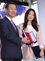 [포토]김영민 특허청장과 배우 박신혜(짝퉁OUT 정품OK)