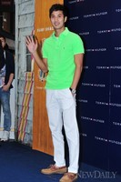 [포토]김지석, '훈훈한 손인사~!'