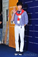 [포토]여성팬들 환호에 명동이 흔들흔들(이현우)