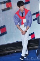 [포토]공손하게 두  손 모으고 들어오는 '이현우'