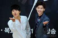 [포토]윤상현-이종석, '여러분 저의 하트 받으세요~'