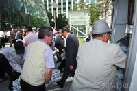 [포토]퍼포먼스 후 다시 폐지 챙기는 '어버이연합' 