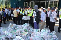 [포토]'국정원 대응 보고서 규탄 집회' 후 함께 폐지 정리하는 경찰과 어버이연합