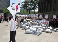 [포토]서울시청 앞에서 '국정원 대응 보고서 규탄 집회' 가지는 어버이연합