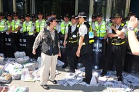 [포토]어버이연합, '우리에게는 소중한 패지! 국정원 돈 받은 적 없어'