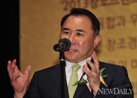 [포토] 수상소감 발표하는 bbq 윤홍근 대표