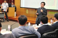 [포토]새누리당 워크숍에서 '창조경제'에 대해 설명하는 윤종록 차관