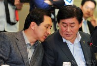 [포토]대화를 나누는, '최경환 원내대표-김기현 정책위장'