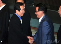 [포토] 6월 임시국회 : 인사 나누는 '정세균-박지원 의원'