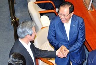 [포토]6월 임시국회 : 인사 나누는 새누리당 '정몽준-황우여 의원'