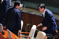 [포토]6월 임시국회 : 반갑게 인사 나누는 여야 원내대표