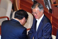 [포토] 6월 임시국회 : 인사 나누는 '문재인 의원'