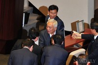 [포토]아차, 인사 안했네! 대표연설 마친 뒤 깜빡한 김한길 대표