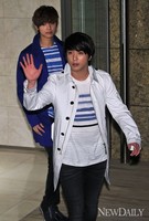 [포토]손 흔들며 입장하는 씨앤블루 '정용화-강민혁'(버버리)