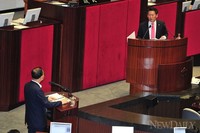 [포토]정홍원 총리에게 대정부질문하는 정청래 의원