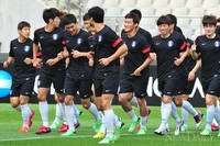 [포토]밝은 분위기로 몸풀고 있는 축구 국가대표팀