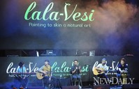 [포토]라라베시 악마베이스 론칭 축하공연 하는 가수'10cm'