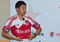 [포토]올스타전 유니폼입는 이천수, '빨간색 잘 받네~!'