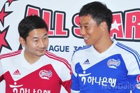 [포토]이천수-염기훈, '승부는 그라운드에서 가려요~!'